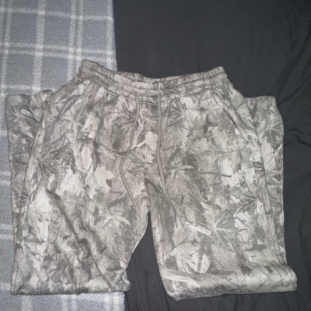 Hollister Men's Camo Joggers - Picture 2 of 4